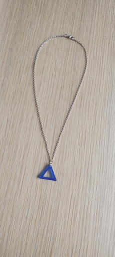 Collier pendentif triangulaire